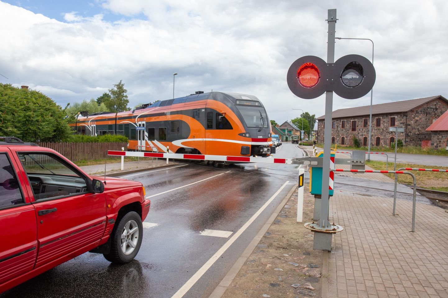 Autojuhid saavad Pärnu maantee raudteeülesõitu uuesti rahulikult ja turvaliselt ületada.