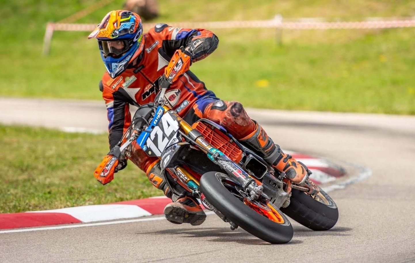 Pärnu Almaca motoklubi võidusõitja Eero Madisson andis Aravetel tugeva lahingu maailmameistrivõistluste karastusega konkurendile.