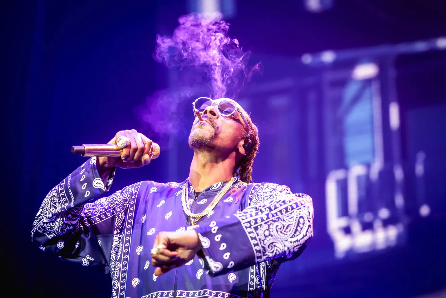 Snoop Dogg Rotterdamis toimunud kontserdi ajal suitsetamas. 19. september 2023.