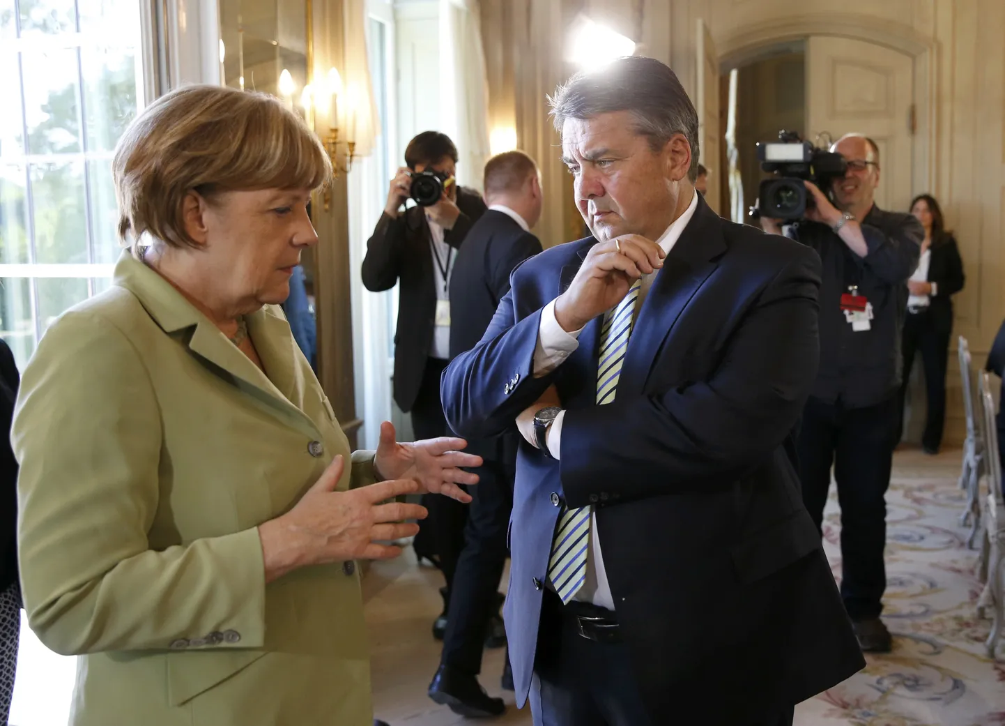 Saksa majandusminister Sigmar Gabriel kantsler Angela Merkeliga vestlemas.