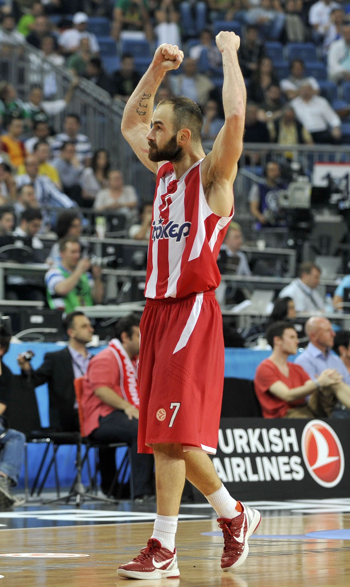 Vassilis Spanoulis vedas Olympiacose Kreeka korvpallimeistriks.