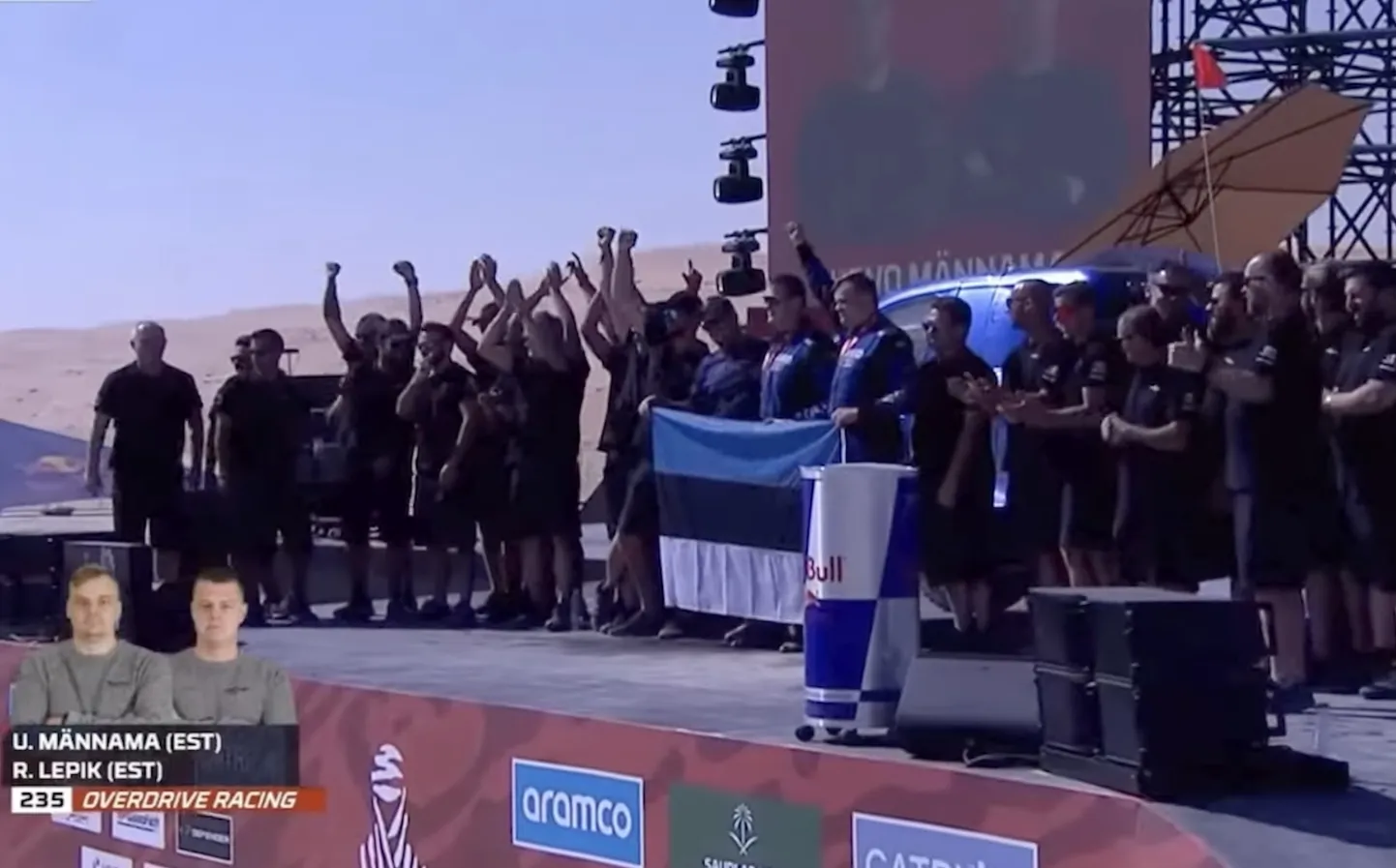 Urvo Männama ja Risto Lepik koos meeskonnaga Dakari ralli finišipoodiumil.