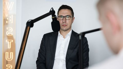 INTERVJUU ⟩ Kusti Salm: kui kõik on hästi, hüpatakse pjedestaalile, aga kui midagi läheb nässu, pannakse töötegijad seina äärde