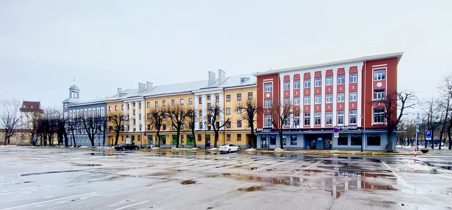 Здание Нарвского городского собрания и Нарвского городского управления.