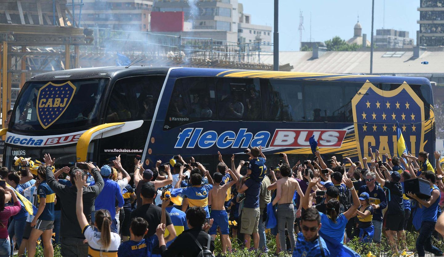 Boca Juniors'i buss mängule sõitmas.