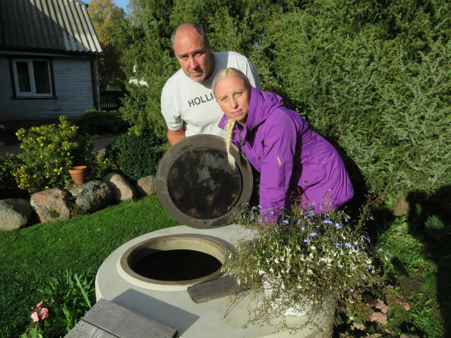 Võõpsu aleviku elanikud Taivo ja Katrin Unt ütlevad, et nende kodukaev on reostunud ning puhast joogivett nad sealt ei saa.