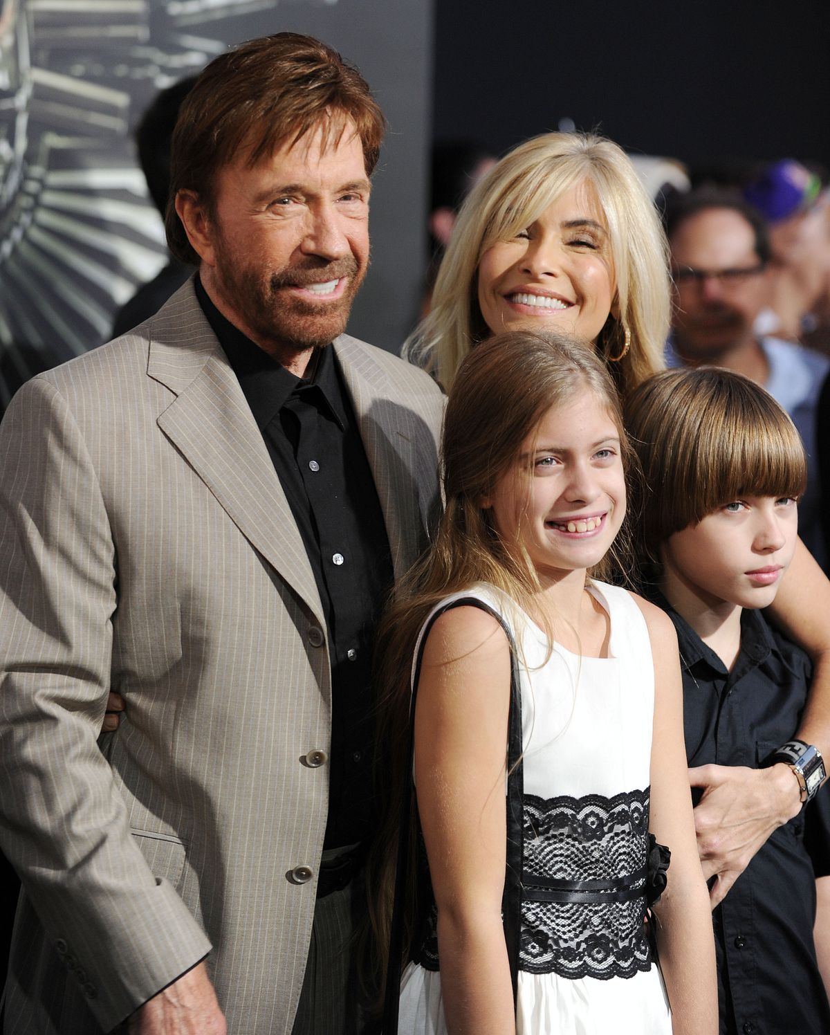 Chuck Norris koos abikaasa Gena O'Kelly ja nende lastega «Palgasõdurid 2» esilinastusel 2012