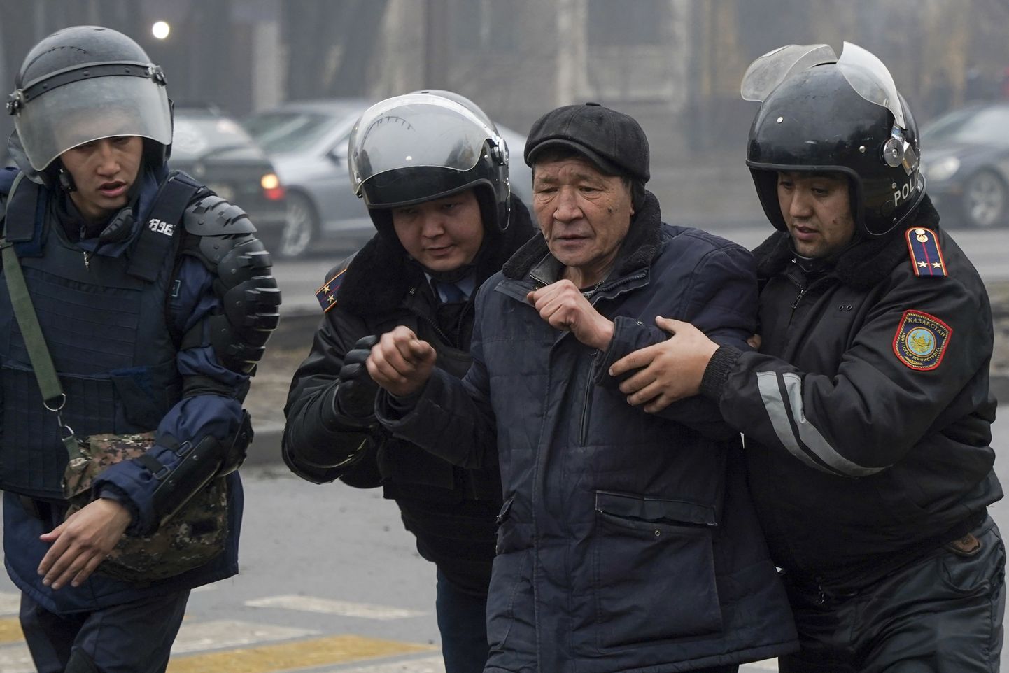 Politseinikud pidamas 5. jaanuaril Kasahstanis Almatõs kinni vedelgaasi kõrge hinna vastu protestija