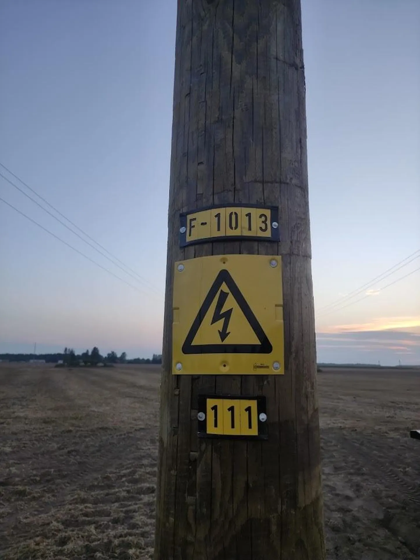 Rikete likvideerimisega tegelevadJärvamaal Elektrilevile Connecto Eesti AS elektrikud.