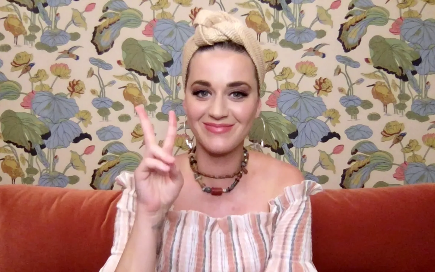 Katy Perry 9.mail oma kodus, vahetult enne virtuaalsel heategevuskontserdil osalemist.
