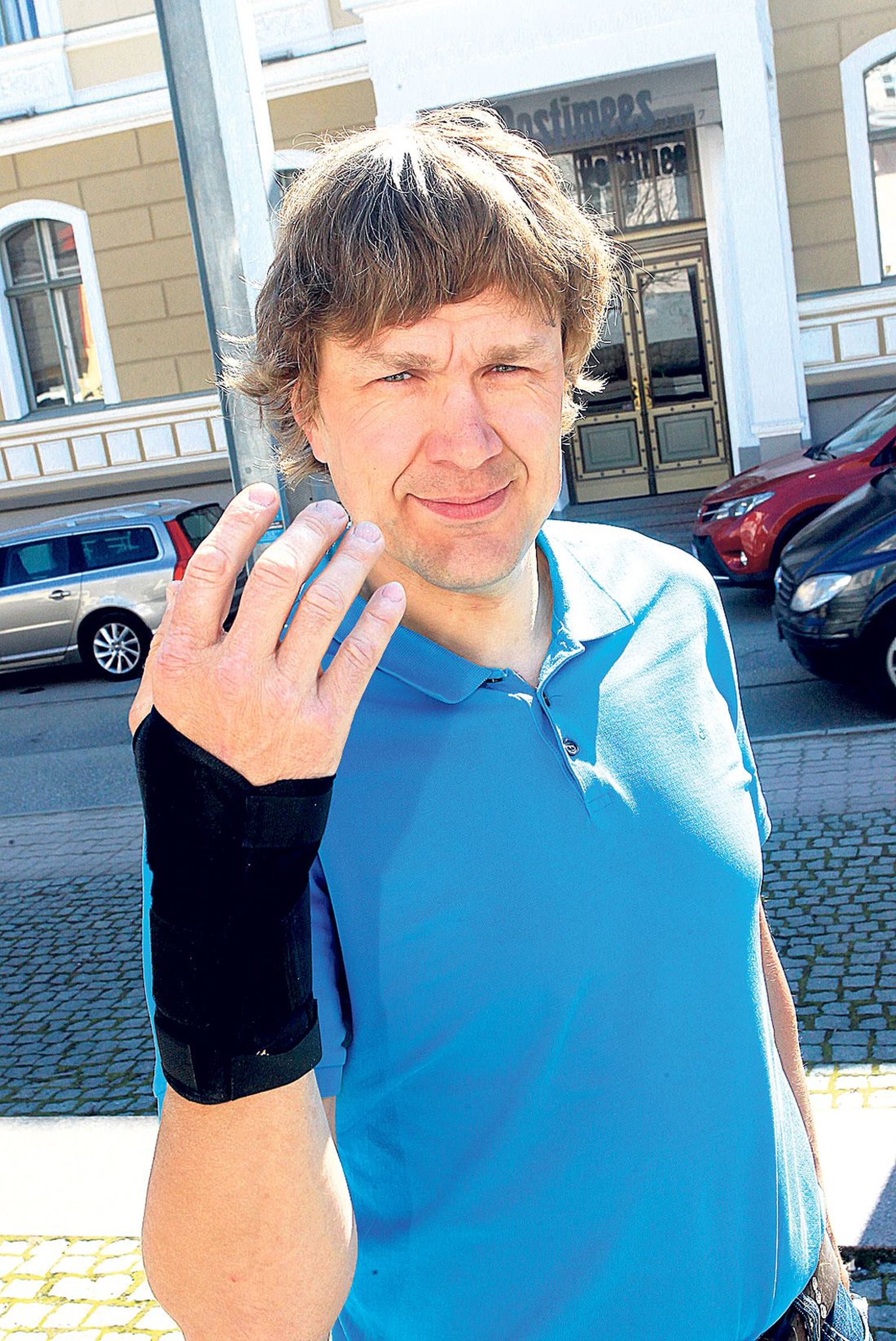 Arst ütles, et sidet tuleb põrutatud käe peal hoida kolm nädalat, rääkis Paul Lõiv, kes on sel kevadel 
pedaalinud juba 3000 kilomeetrit. Nüüd tuleb rattatreeningutesse mõneks ajaks paus.