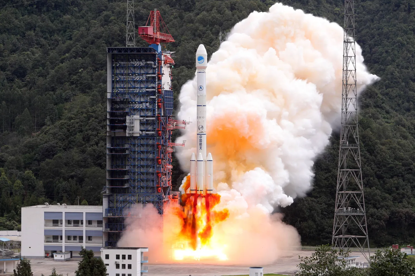 Hiina kanderakett Long March-3B, mis viib satelliite orbiidile, võib olla Indiasse kukkunud kosmoseprügi allikaks.