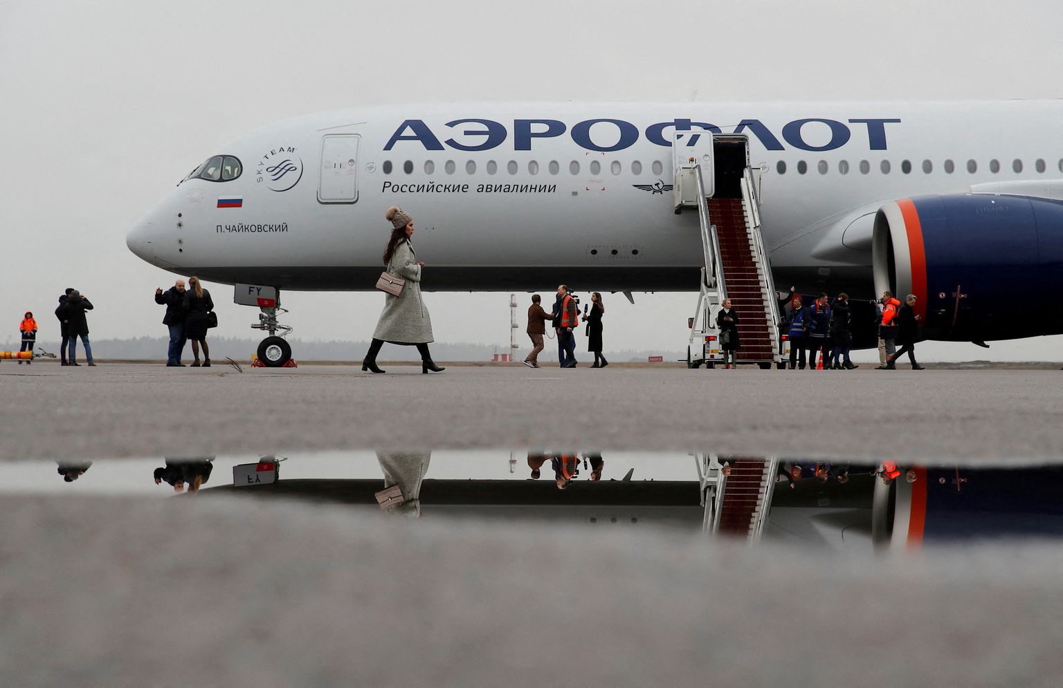 В марте 2020 года ведущая российская авиакомпания "Аэрофлот" получила новый самолет Airbus A350-900 западной сборки, который был торжественно представлен в аэропорту Шереметьево. Теперь запчасти для самолетов, взятых у лизинговых компаний, приходится искать с других самолетов, снятых с эксплуатации, так как из-за санкций их нельзя купить официально.