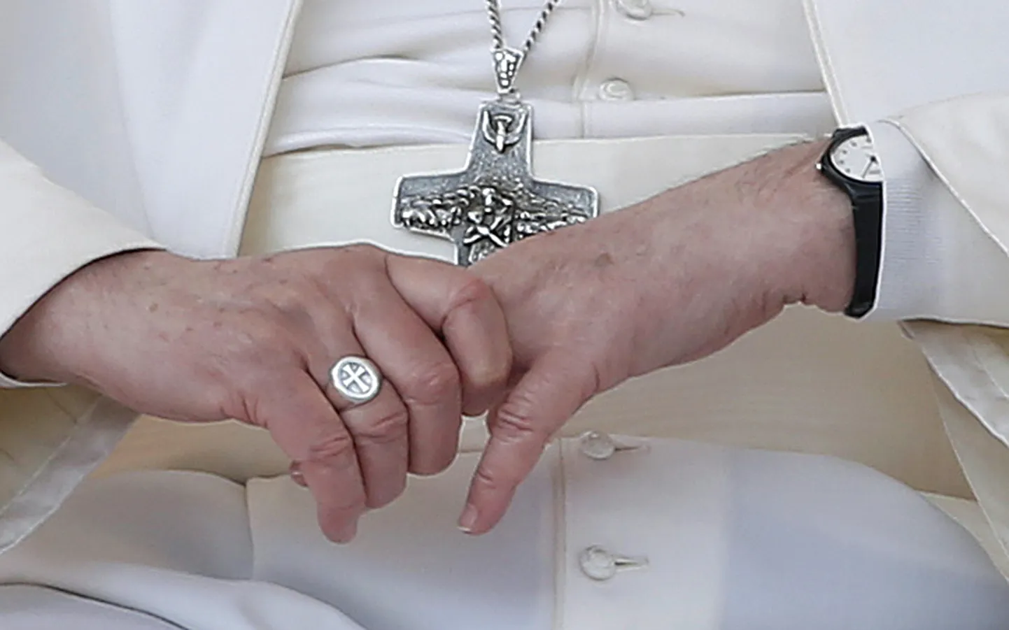Sõrmus paavst Franciscuse sõrmes.