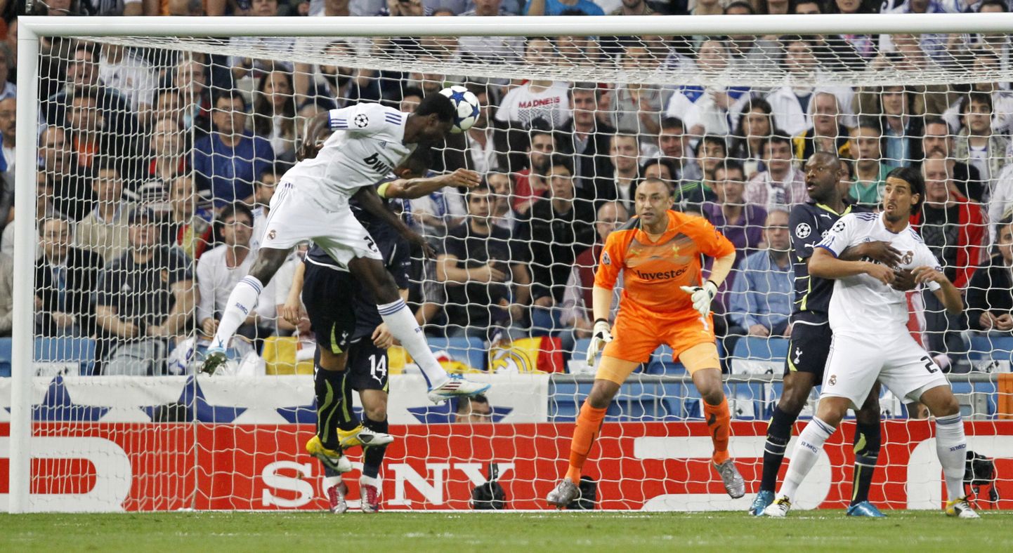 Emmanuel Adebayor (vasakul valges) viis pealöögiga Madridi Reali Tottenhami vastu juhtima