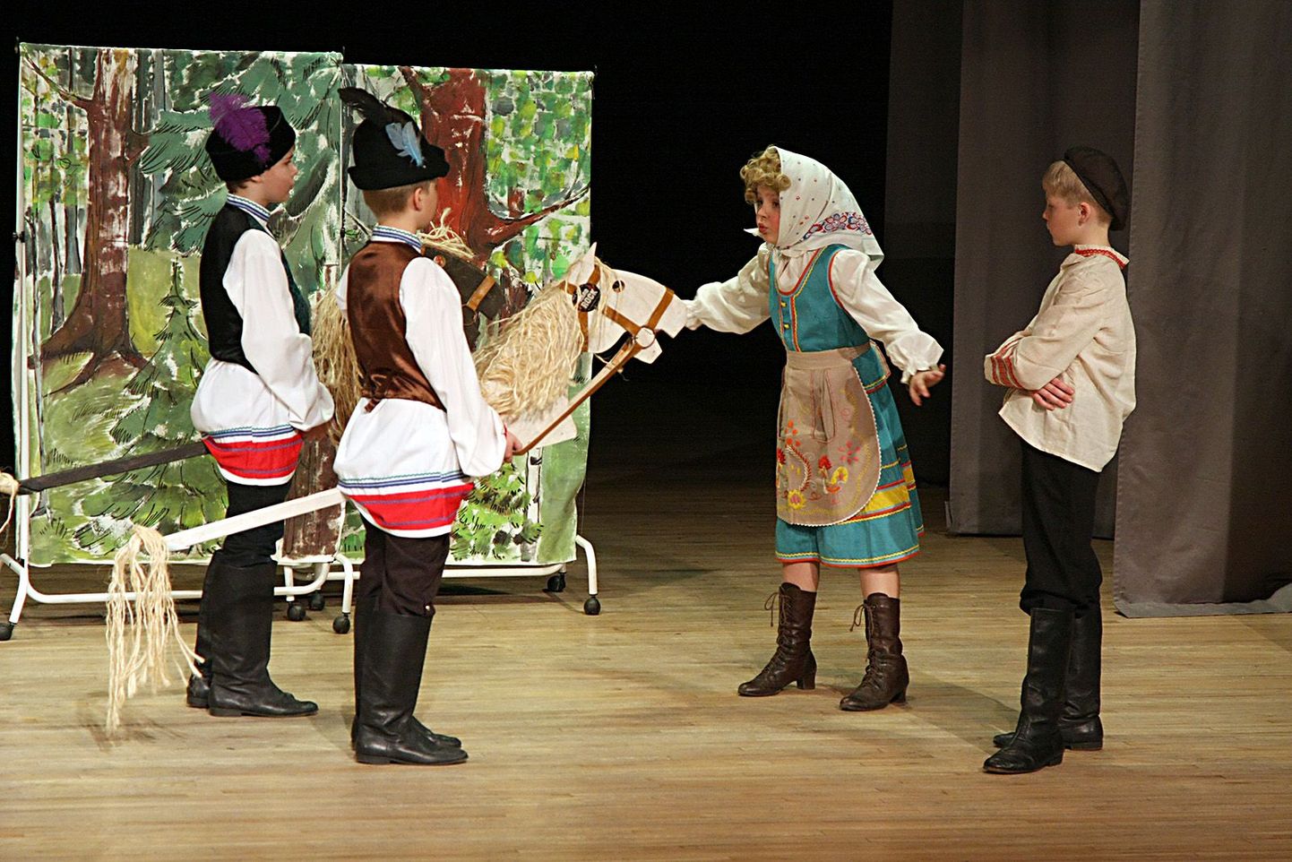 Valgamaa teatrifestival algas Tõrva gümnaasiumi näitetrupi Pigilind etendusega "Lobiseja vanaeit"