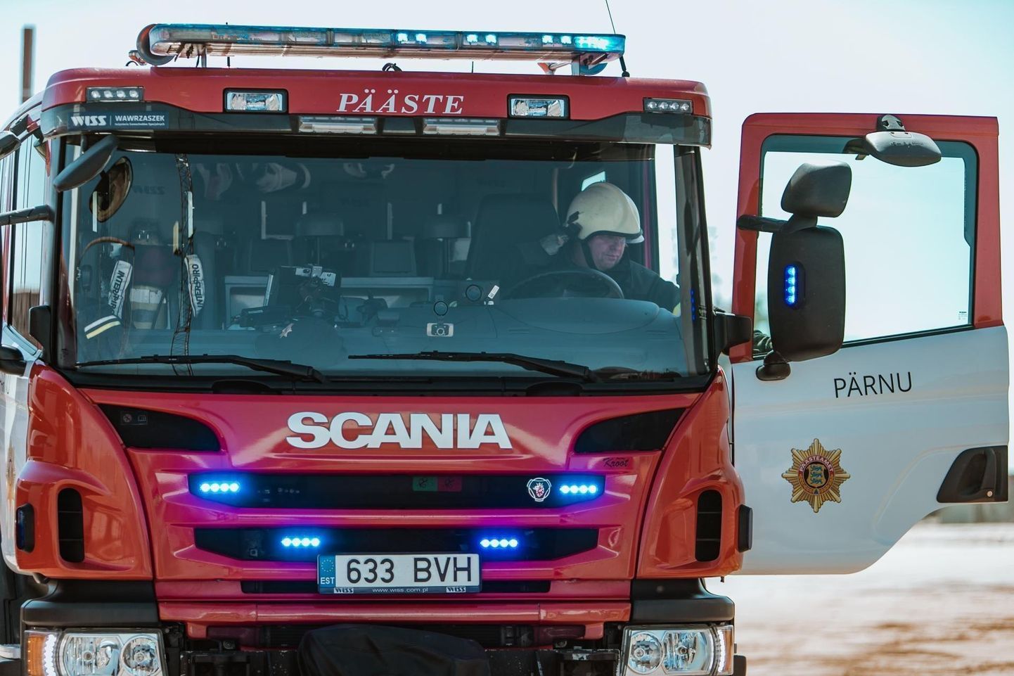 Päästjad said väljakutse Riia maanteelt, kus põlev elektrijuhe posti otsast alla sadas.
