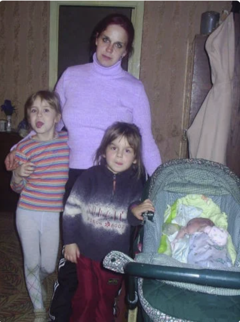 Милена (слева) с мамой, сестрой и братом