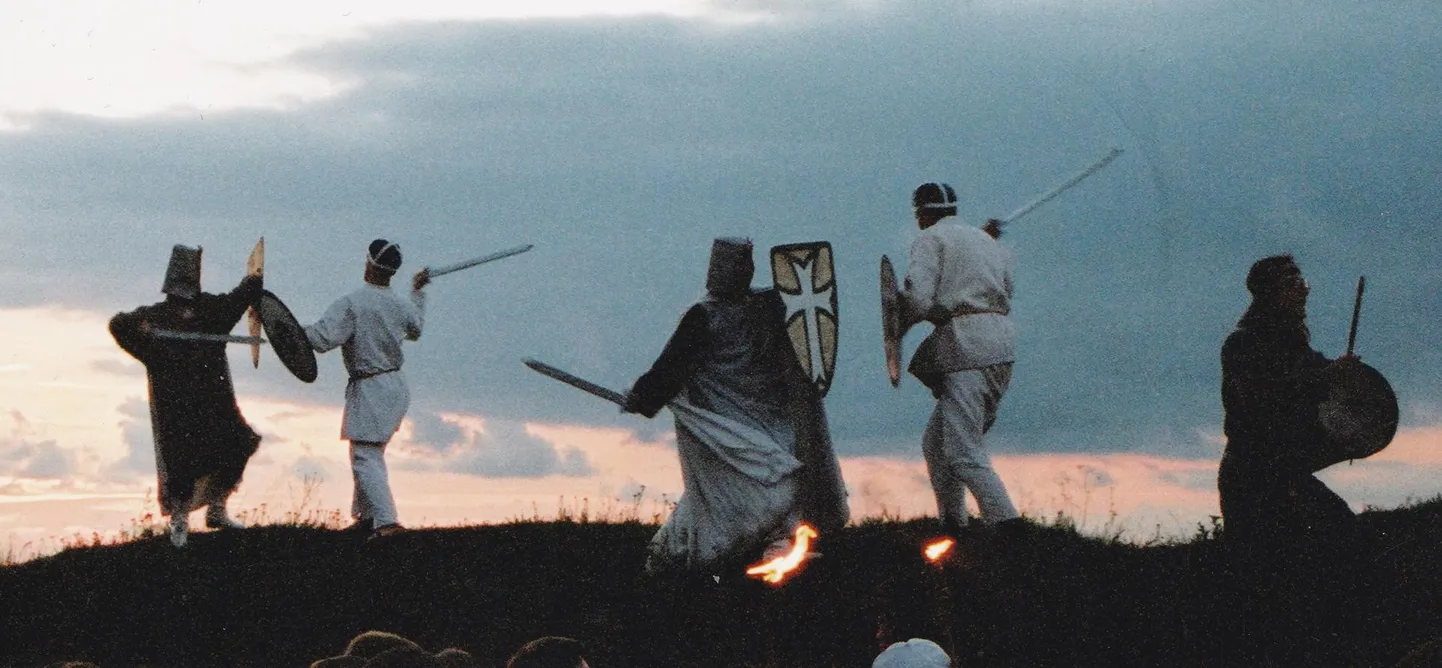 Foto etenduselt “VI idus Augusti. Rootslaste häving Lihulas”, 2000. aasta augustis.