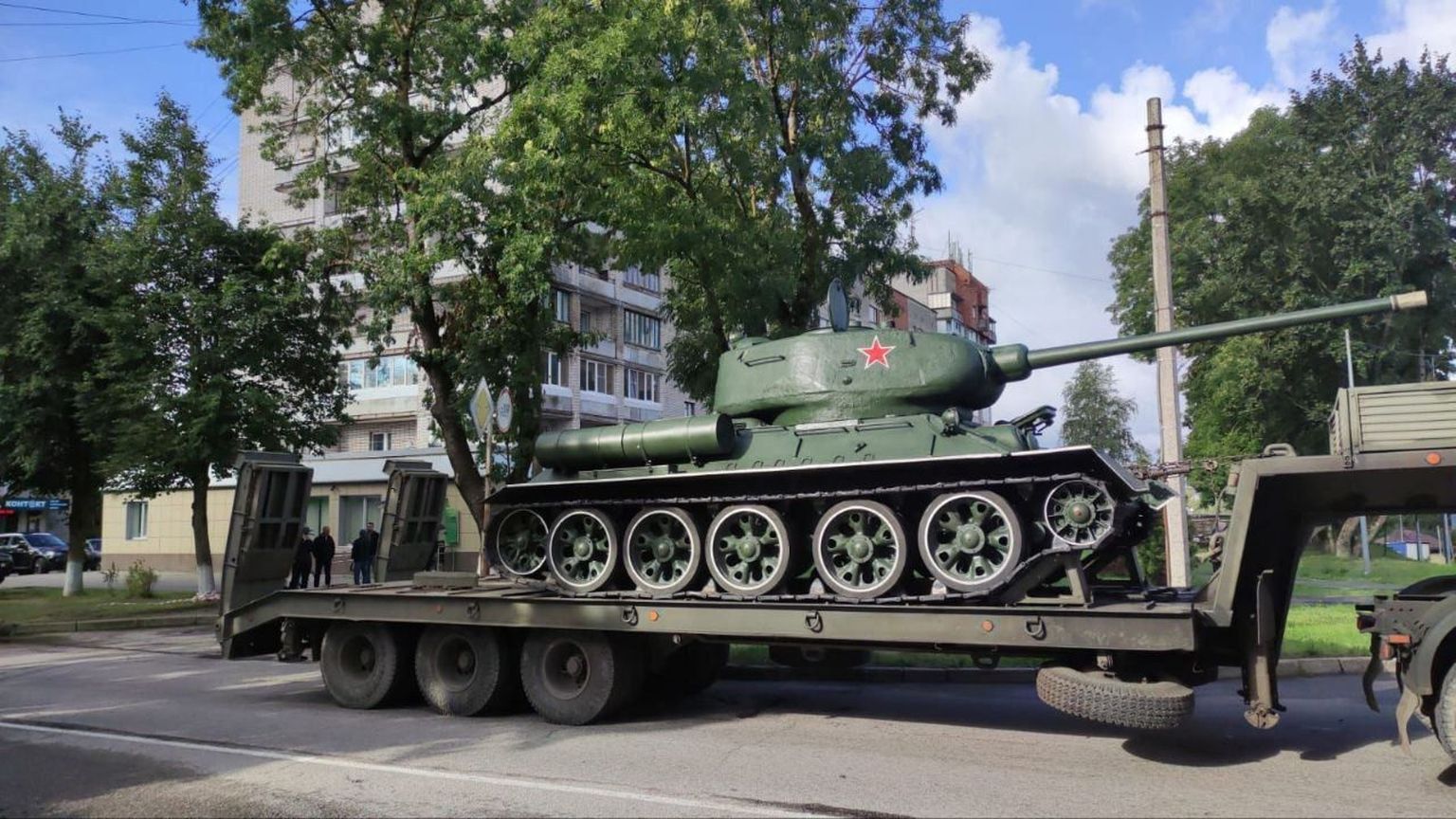 Установленный на границе с Нарвой танк Т-34.