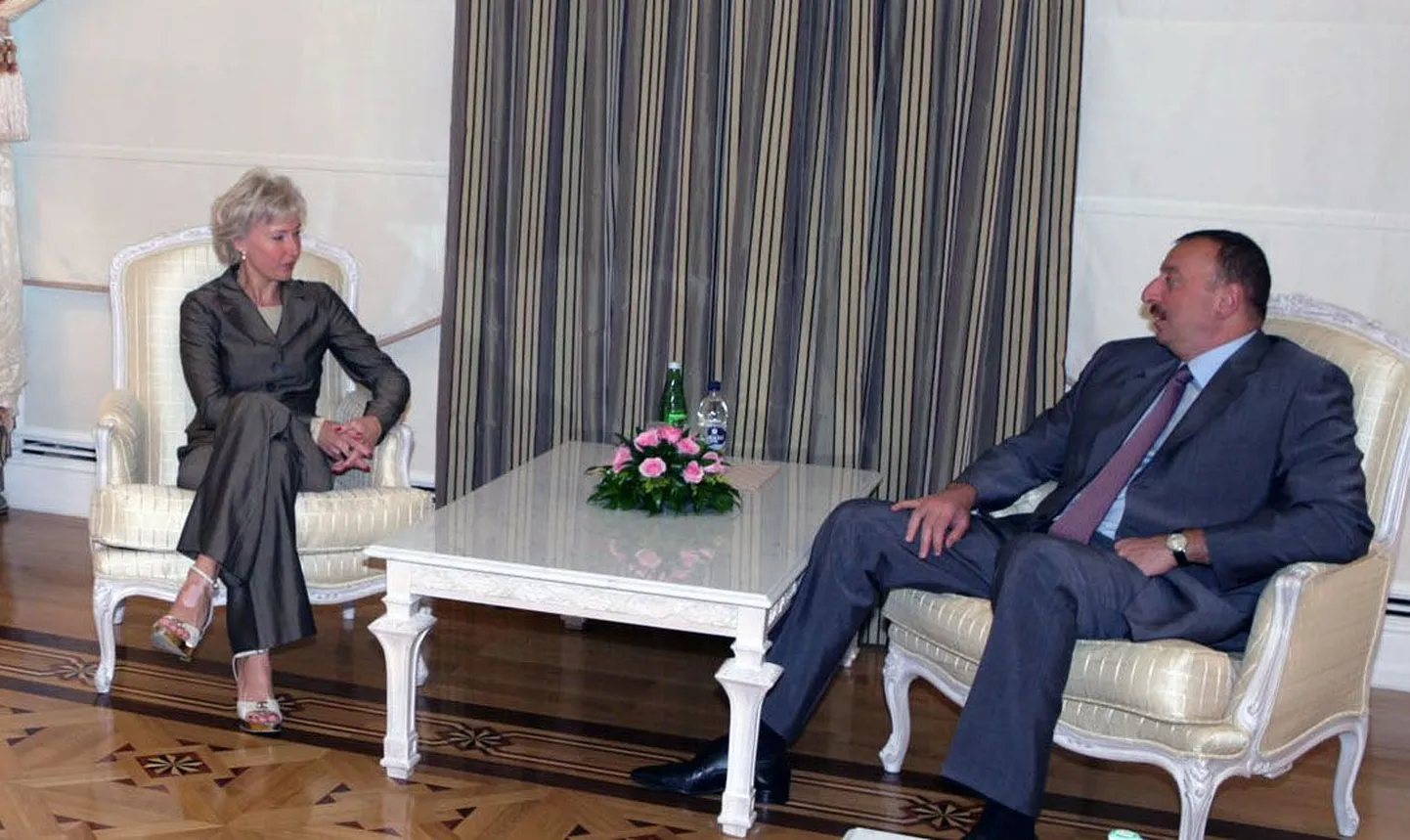 Üks paljudest visiitidest: 2008. aasta suvel toimunud Eesti parlamendi aseesimehe Kristiina Ojulandi kohtumine Aserbaidžaani presidendi Ilham Alijeviga. Ojulandi sõnul on ta Aserbaidžaani arenguga kursis juba 1990. aastate teisest poolest, mil riik valmistus liituma Euroopa Nõukoguga.