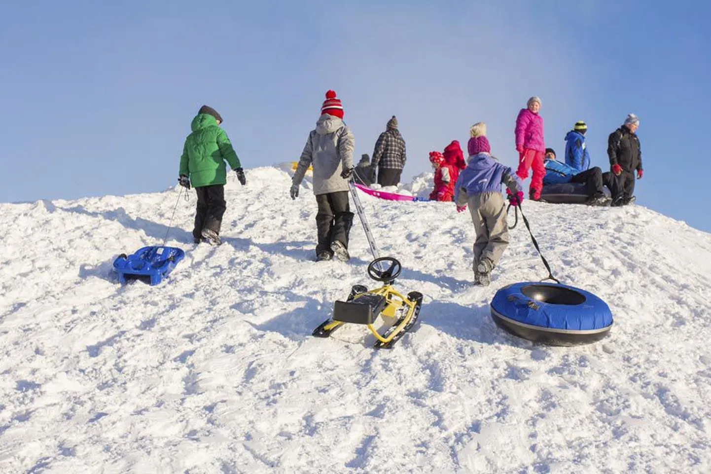 Rahvusvahelisel lumepäeval avati rõngasõitjate, kelgutajate, suusatajate ja lumelaudurite seltsis Viljandis lumepark.