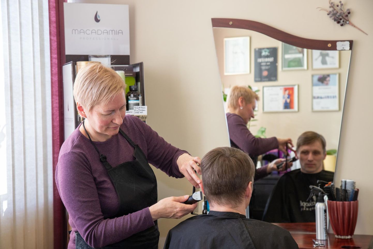 Kiievis juuksurina tegutsenud Olga ­Poltavska leidis Leola majas Jane juuksuri­salongis erialase töö. Teisel töönädalal tegeleb ta lõikuste kõrvalt klientide otsimisega.
