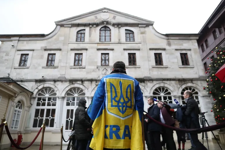 Ukraina lipuga mees täna Istanbulis Püha Jüri kiriku ees.