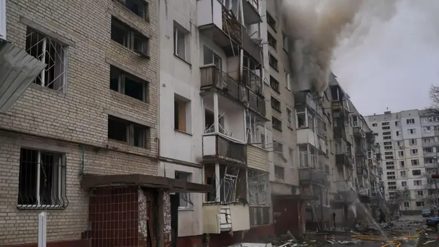 Последствия одной из российских атак на Сумы. Город находится под постоянными обстрелами.