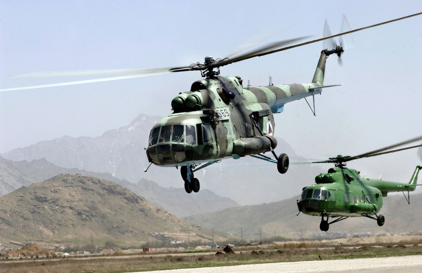 Afganistani relvajõudude kopterid Mi-17 õhku tõusmas.