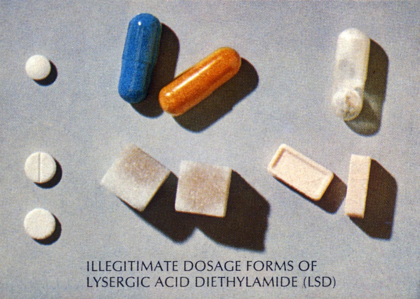 Lüsergiinhappe dietüülamiidi sisaldavad kapslid, tabletid ja suhkrukuubikud.