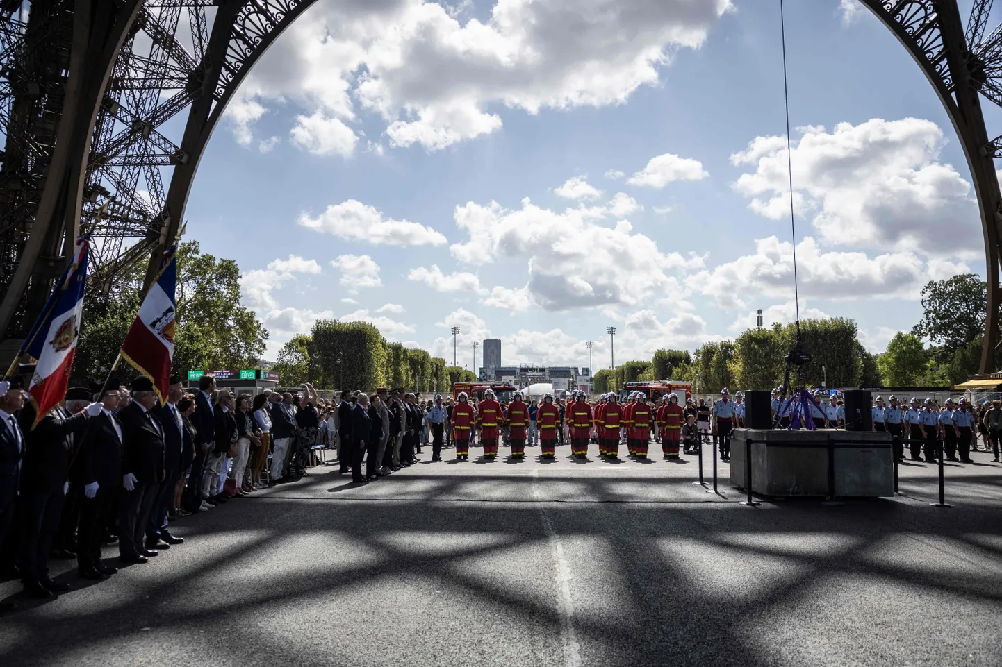 Lipuheiskamistseremoonia Eiffeli torni juures tähistamaks Pariisi natsi-Saksamaa okupatsioonist vabastamise 80. aastapäeva.