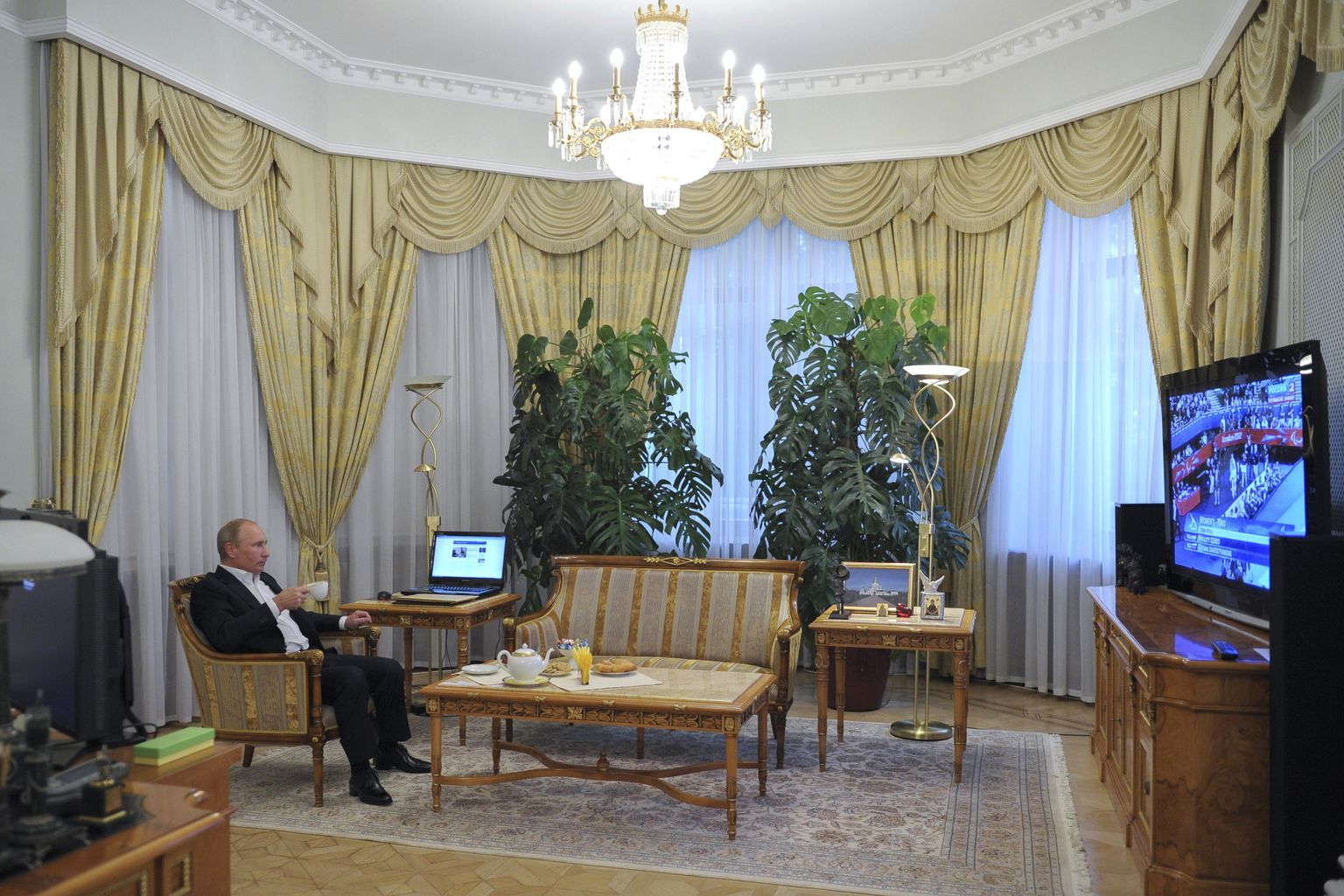 Venemaa president Vladimir Putin vaatamas Moskva lähedases Novo-Ogarjovo residentsis televiisorist judot. Foto tegemise aeg ei ole teada