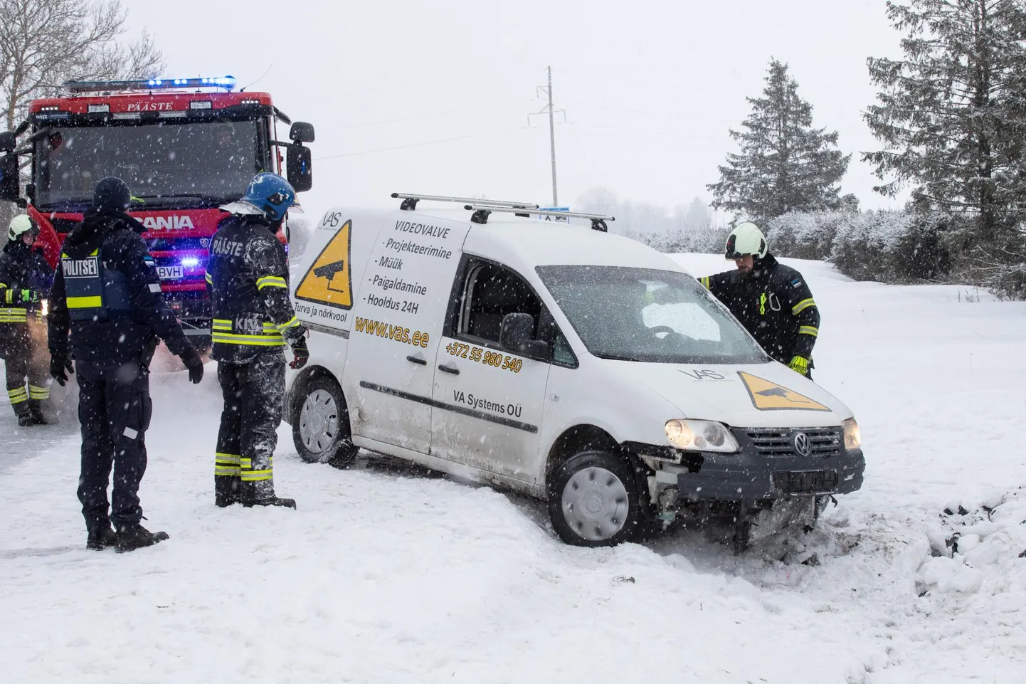Päästjad aitasid külili paiskunud auto taas ratastele lükata.