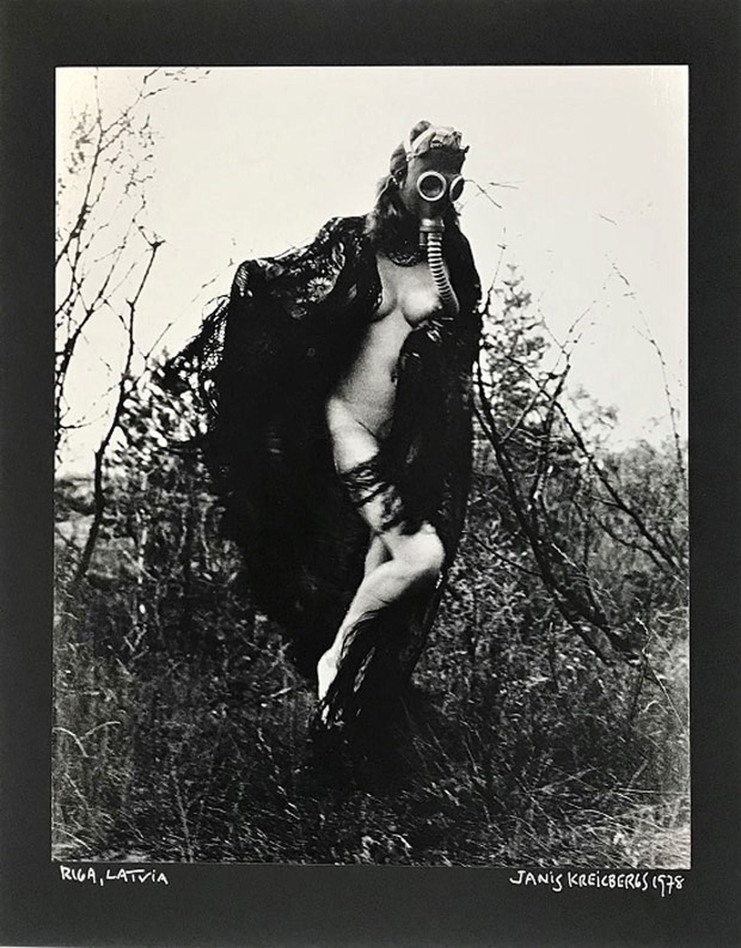 Jānis Kreicbergs (1939-2011). "Modele ar gāzmasku", 1977-78, sudraba želatīna process, 38 x 23,5 cm. 
Sākuma cena: 300 €