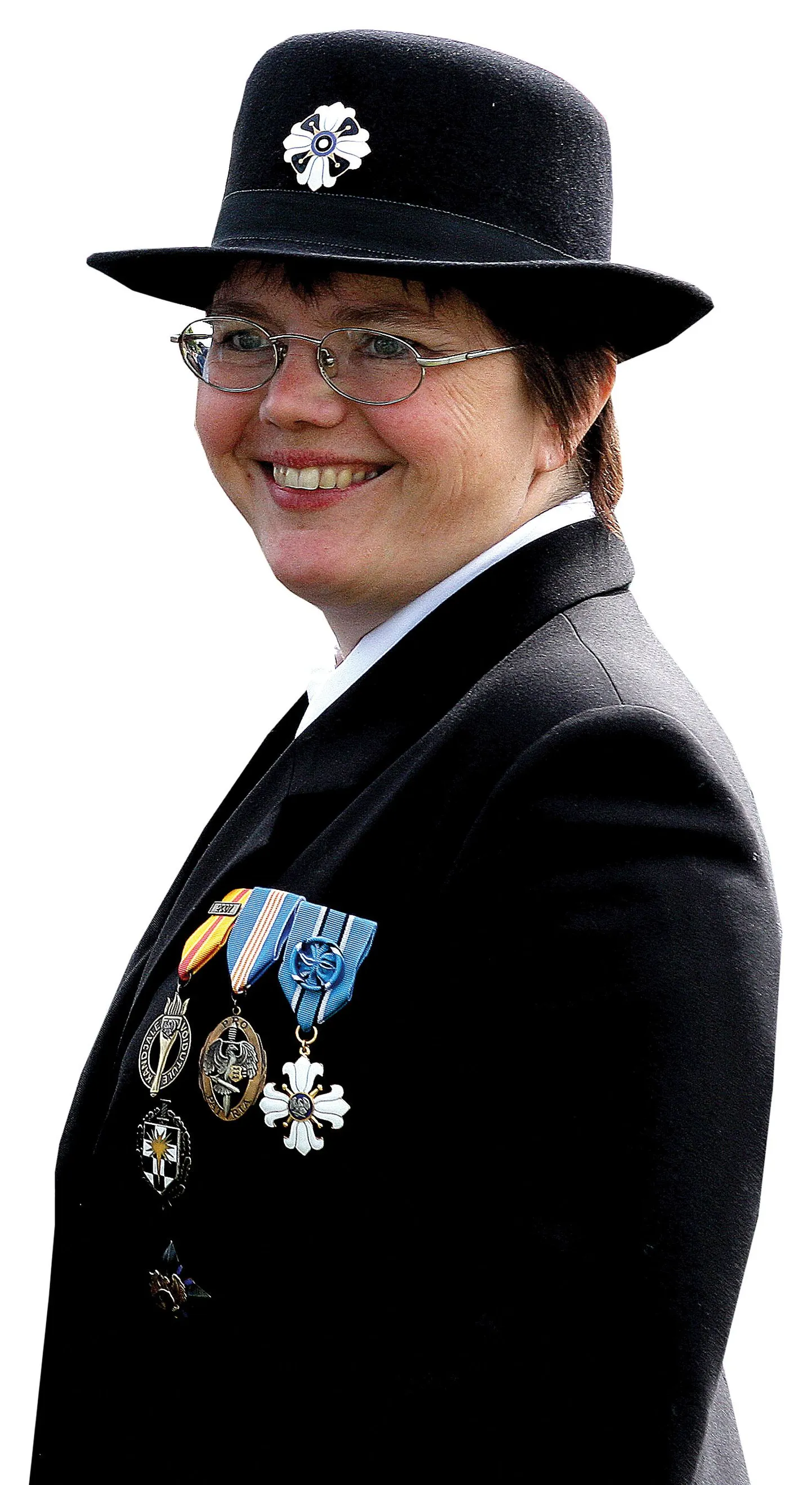 Tänapäeval ei kanna naiskodukaitsjad enam valgete kraede ja kätistega helesiniseid kleite, vaid musta kostüümi ja kübarat. Leane Morits näeb neis välja ühtviisi asjalik ja elegantne.