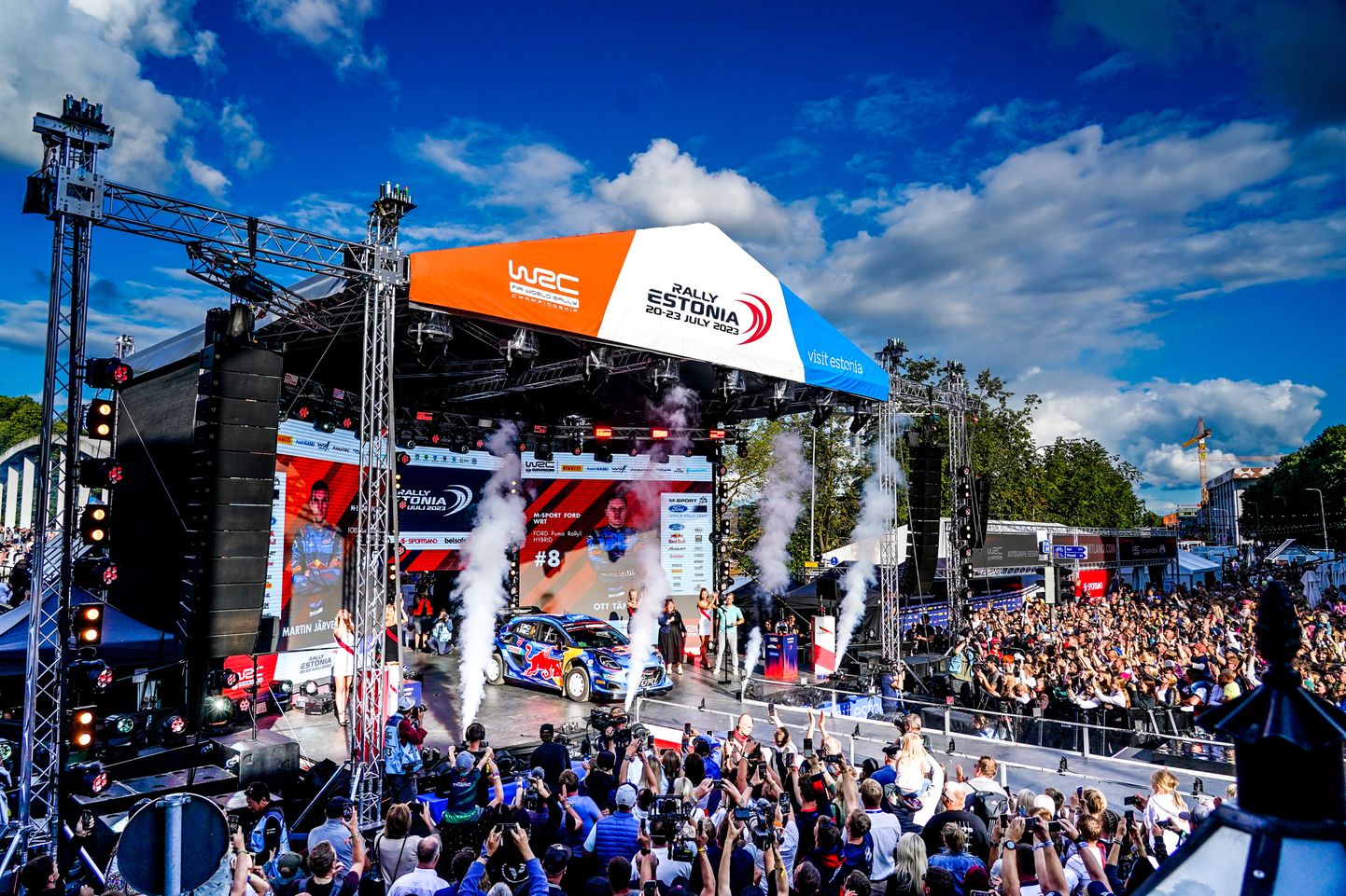 Rally Estonia üheks kaubamärgiks on saanud suurejooneline avatseremoonia. Eile Tartu Raekoja platsil toimunud üritusel ei hoitud tulevärgi ja meelelahutusega tagasi.