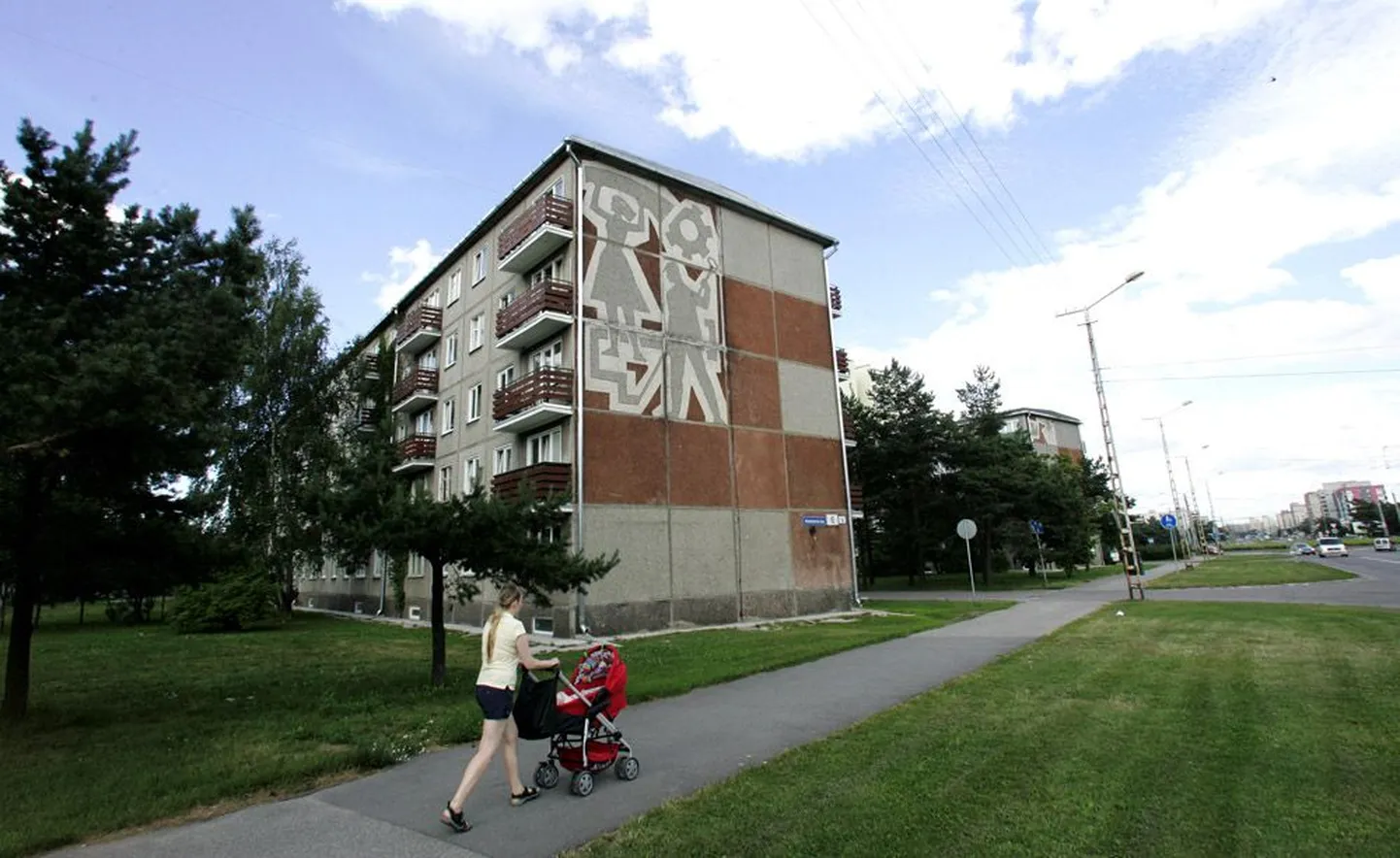 Tallinnas Mustamäel Akadeemia teel asuvad miljööväärtuslikud majad, mille omapära peitub kujundites otsaseintel.