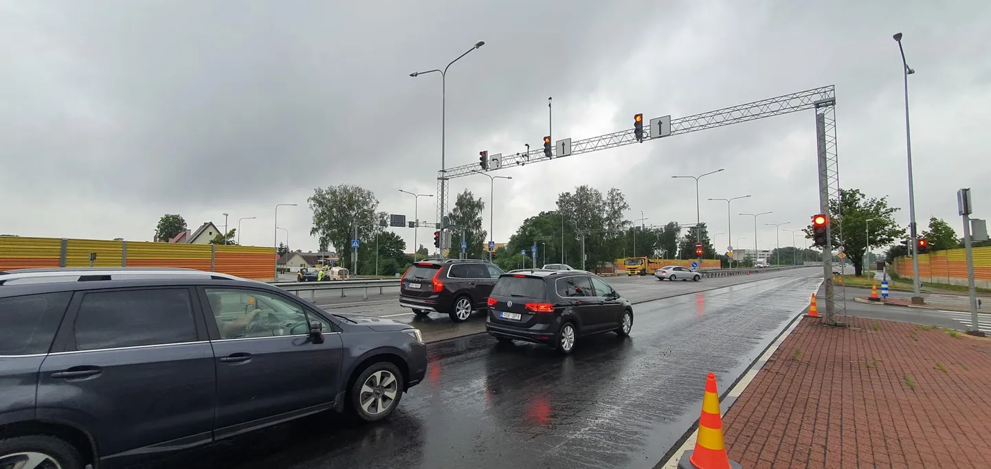 Teeremont Pärnus Ehitajate tee ja Raba tänava ristmikul.