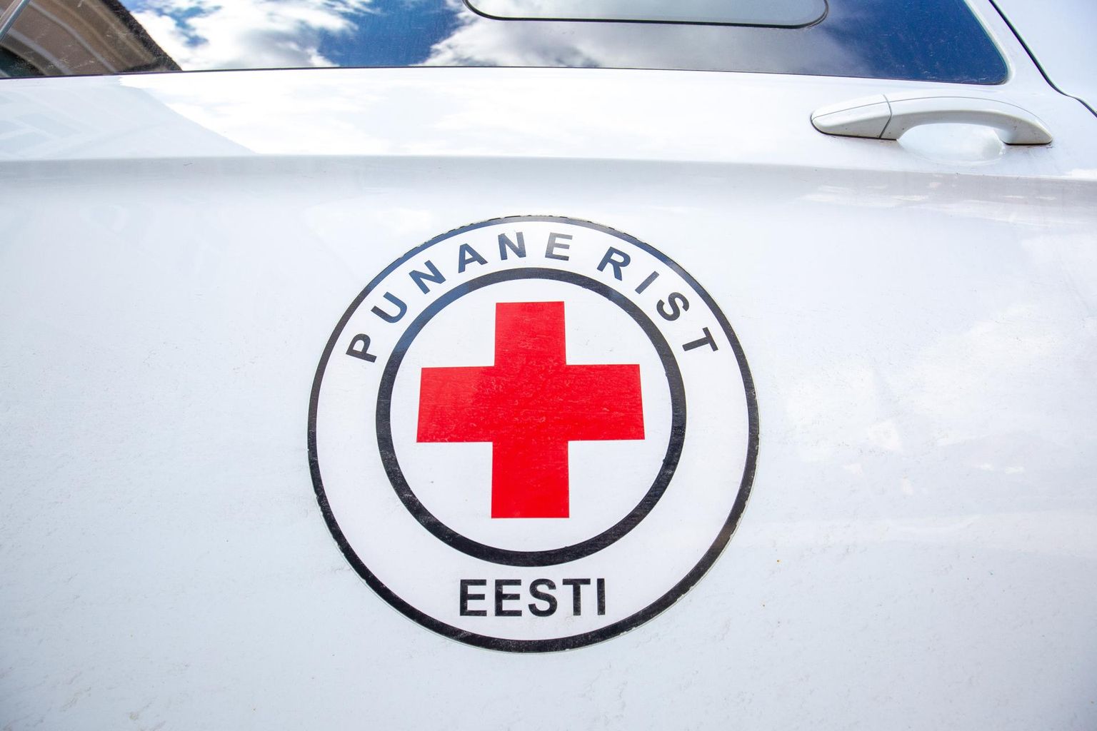 Eesti Punase Risti eestvedamisel paigaldatakse Pärnumaale 40 ravimijäätmete kogumiskasti.