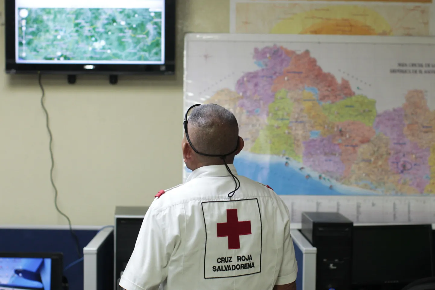 El Salvadori Punase risti töötaja jälgib teateid maavärinast.