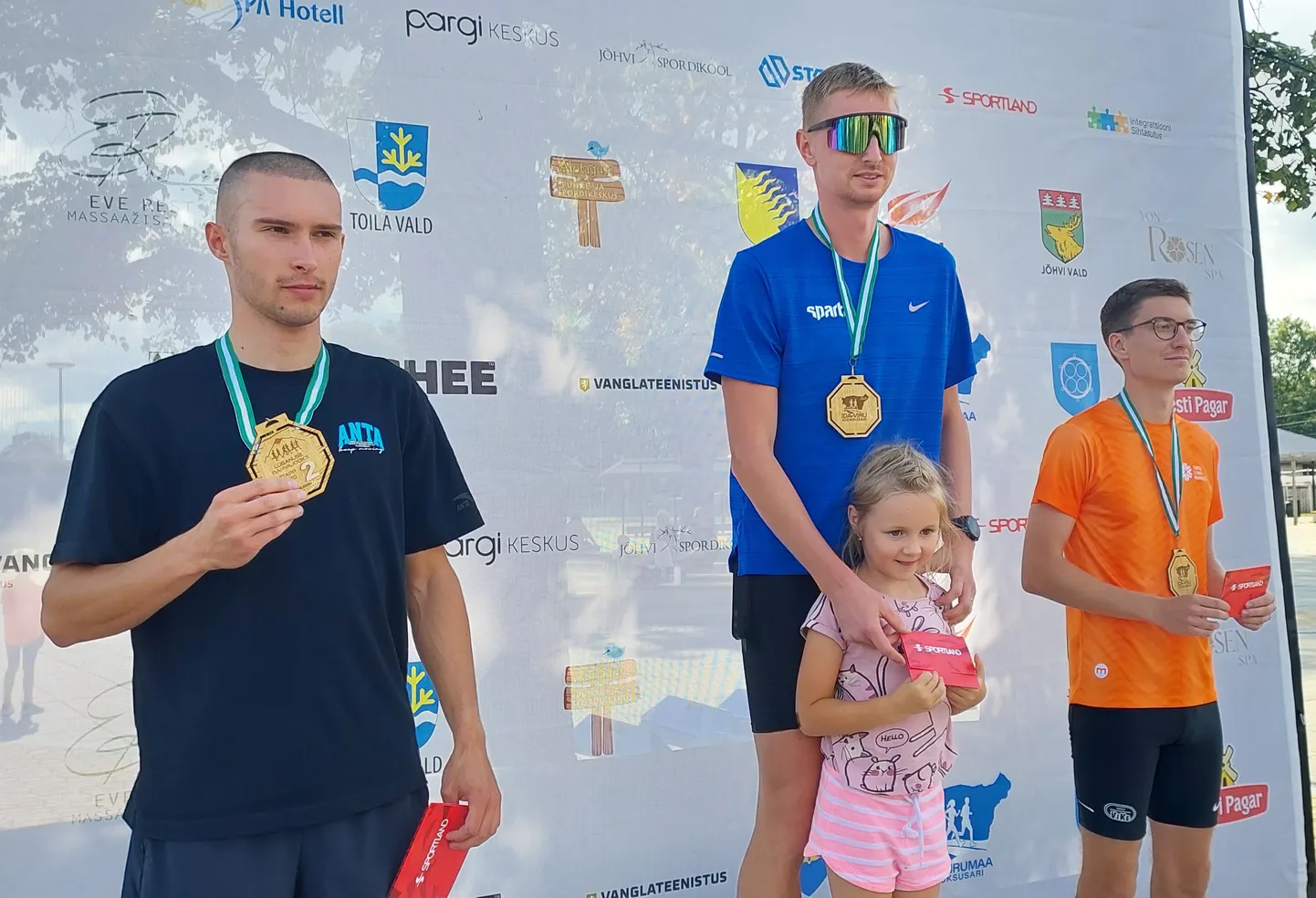 Lüganuse rahvajooksu võitnud Andrei Škubel tuli auhinda vastu võtma koos tütrega. Poodiumil on ka teise koha saanud Aleksandr Patrenkin ja napilt kolmandaks jäänud Rainer Bõkov.