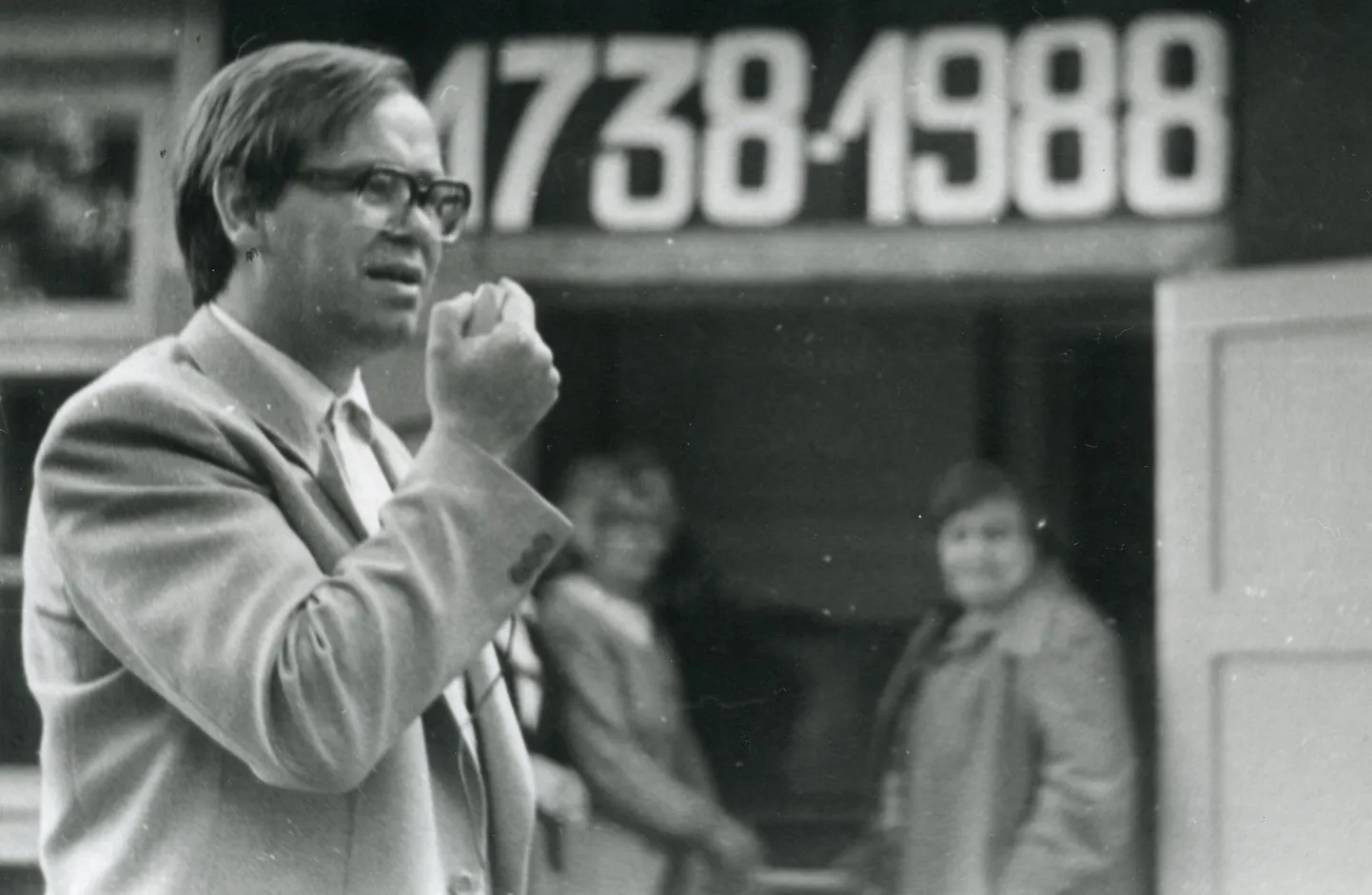 Aadu Must kirgliku ajaloolasena pidamas kõnet 250-aastase Tori mõisahoone ees 1988. aastal.