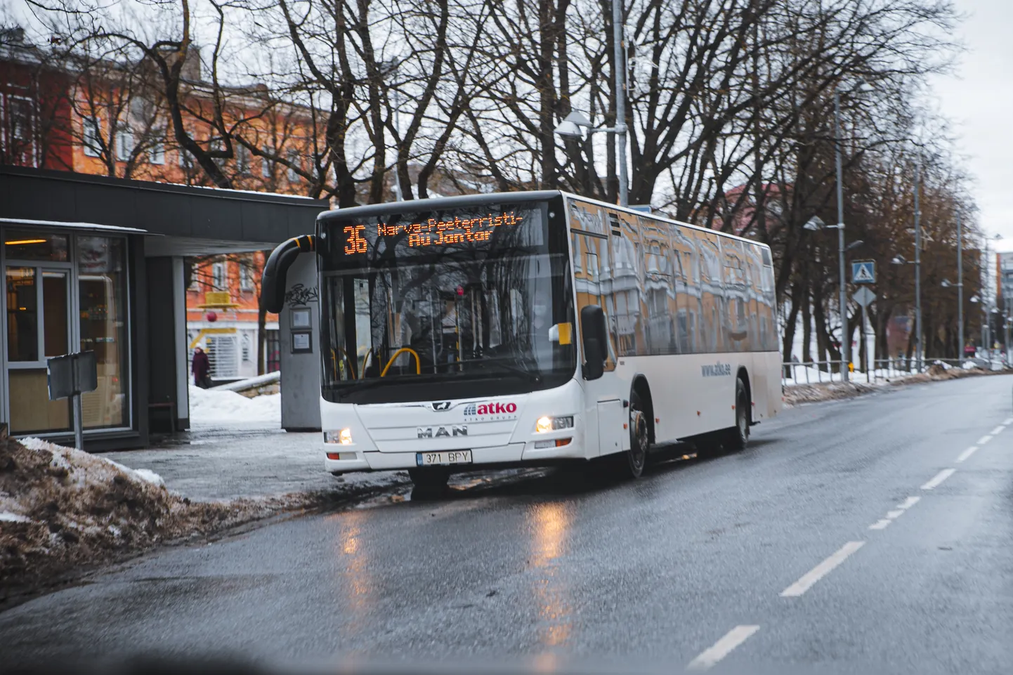 Автобус, принадлежащий АО "ATKO Bussiliinid", в центре Нарвы. В настоящее время предприятие больше не обслуживает городские линии, но судебная тяжба с городом по поводу неполученного дохода от продажи билетов продолжается.