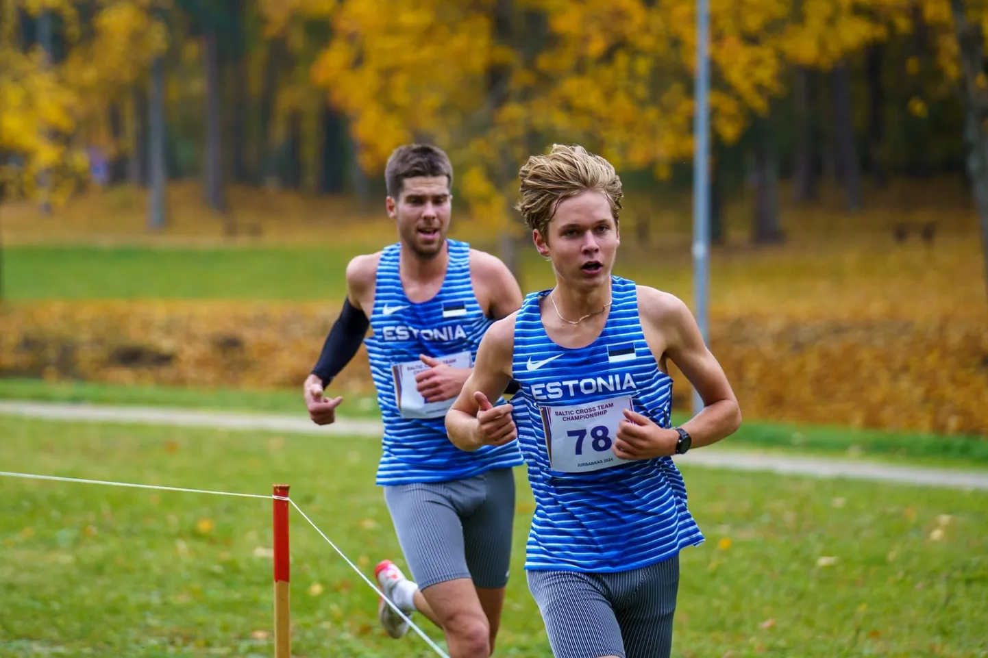 Viljandi valla seeriajooksu teise osavõistluse, Kolme Tamme jooksu 10,2 kilomeetri pikkuse põhidistantsi kiireim oli mullune võitja&nbsp;​Morten Siht (esiplaanil).