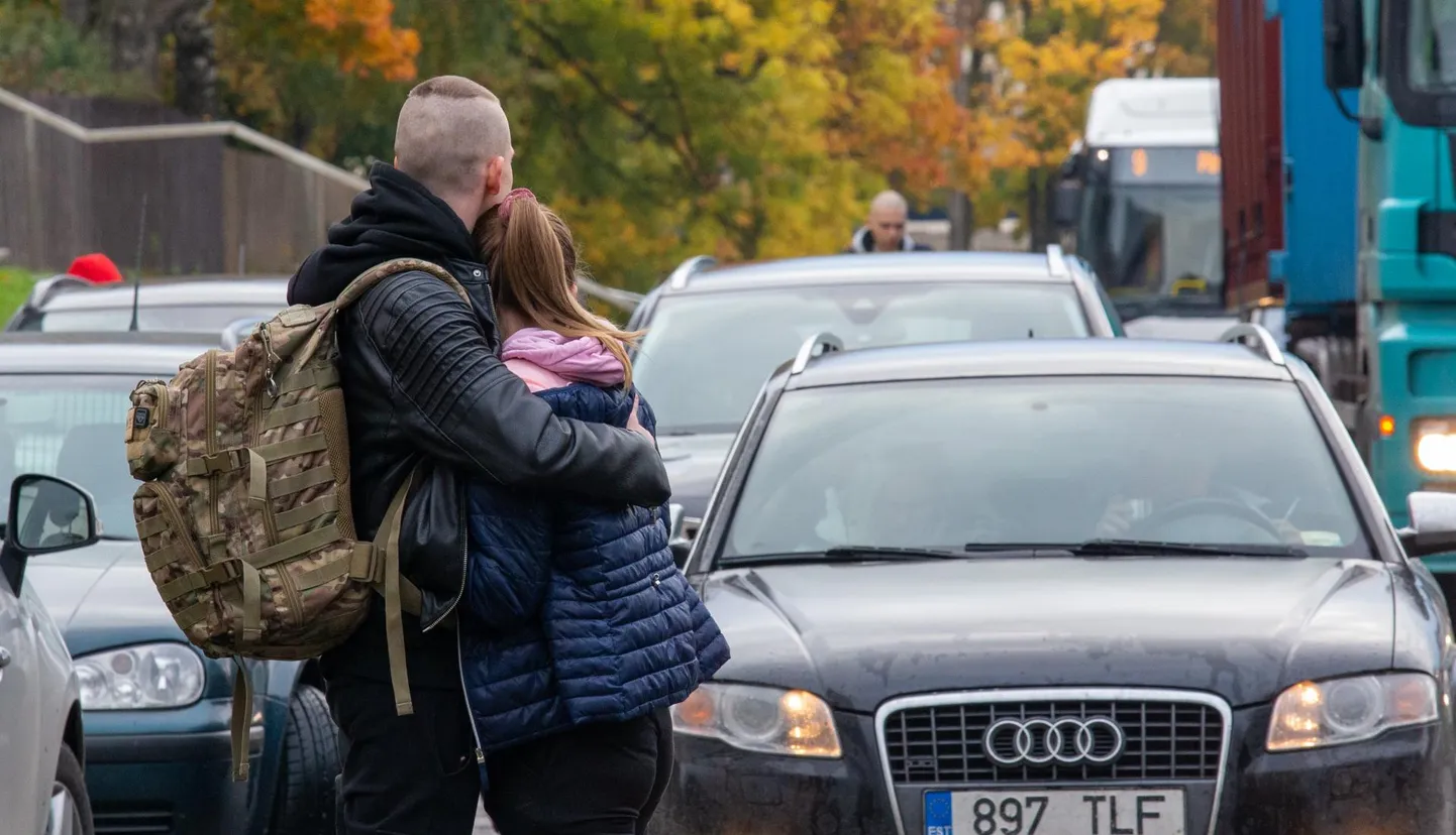 Uued kutsealused viidi eile hommikul Puiestee 114 asuvast kaitseressursside ametist eri väeosadesse.