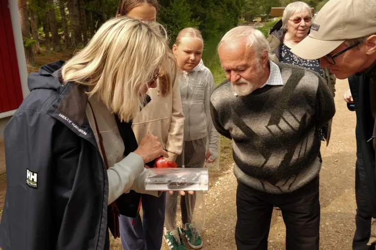 Katrin Kaldmaa näitab huvilistele juba suureks kasvanud karpe.