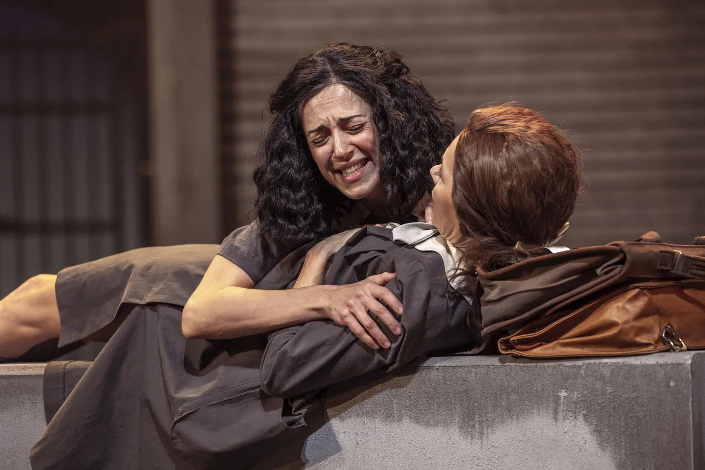 Lila (Inga Salurand, vasakul) ja Lenú (Maria Annus) mängivad stseeni raamatust «Väikesed naised».