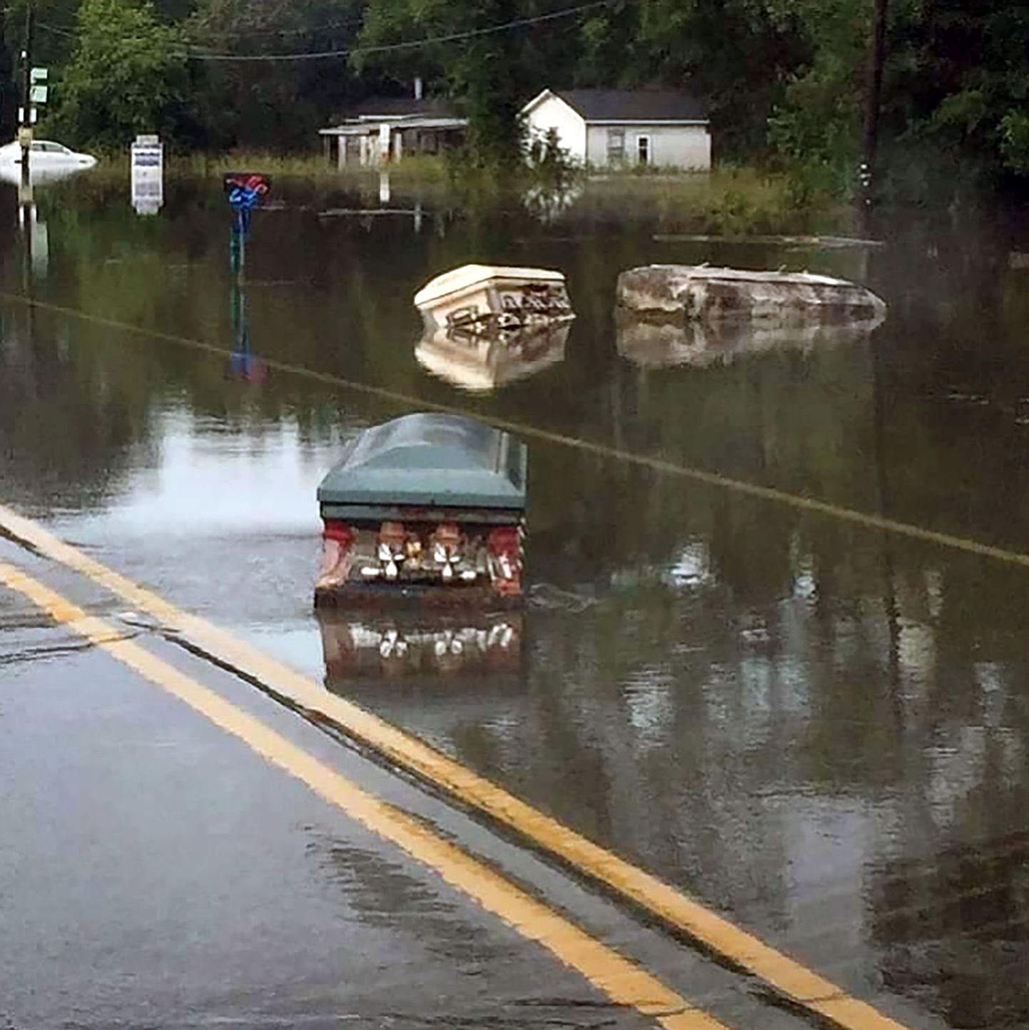 Lousianas, Denham Springsis ulpisid täna üleujutatud tänavatel kirstud.