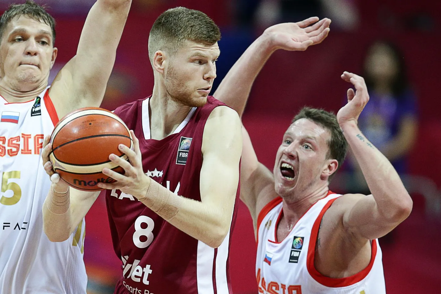 Lätlane Davis Bertans (palliga) on jätnud toimuvat abitute nägudega pealt vaatama nii Timofei Mozgovi (vasakul) kui ka Dmitri Kulagini.